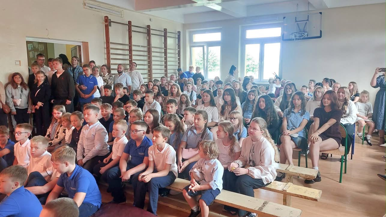 Uczniowe Szkoły Podstawowej w Bałdrzychowie podczas rozpoczęcia roku szkolnego 2026/2027.