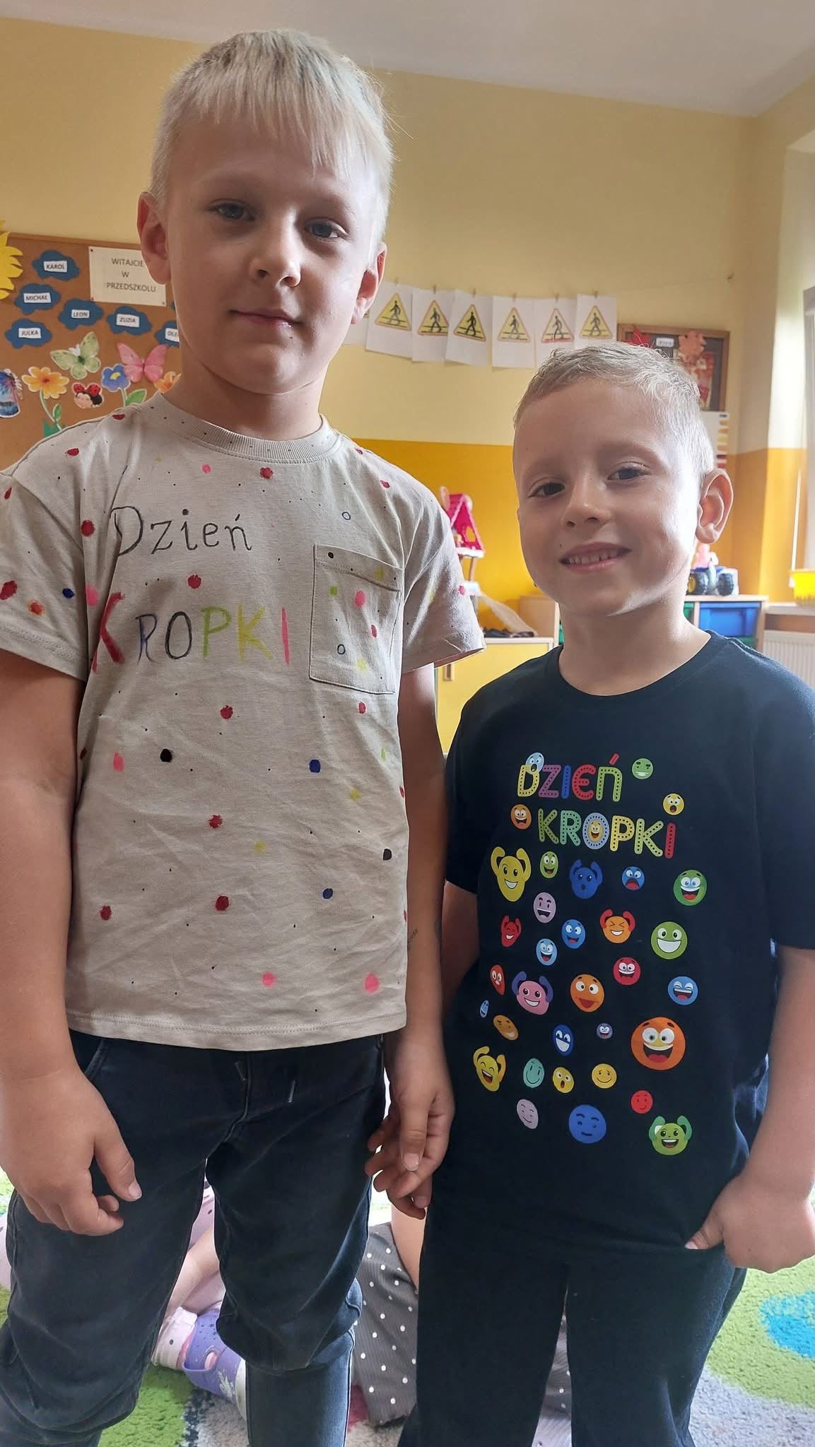 Kropki na&nbsp;ubraniach uczni&oacute;w